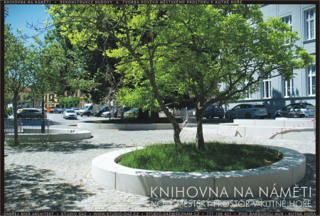 KUTNÁ HORA - NA NÁMĚTI | Betonová lavice pro vysedávání lemuje rabato kolem magnolií. Další zeleň bude ještě doplněna.